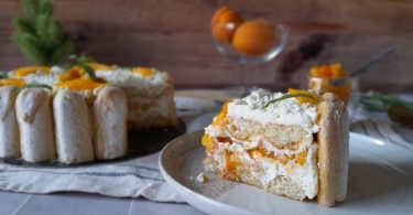 une part de charlotte aux pêches abricots et verveine avec biscuits apparents