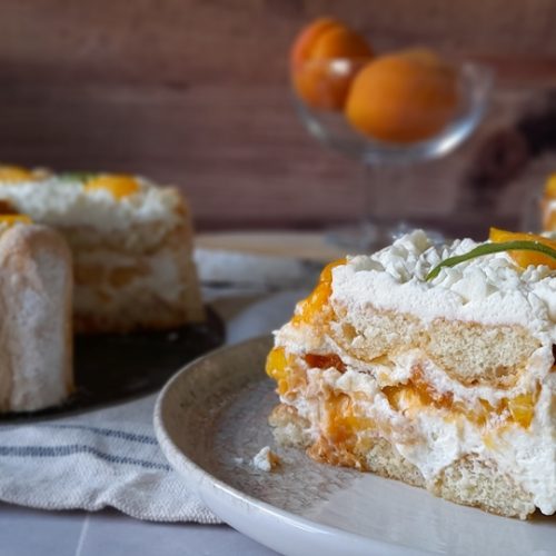 une part de charlotte aux pêches abricots et verveine avec biscuits apparents