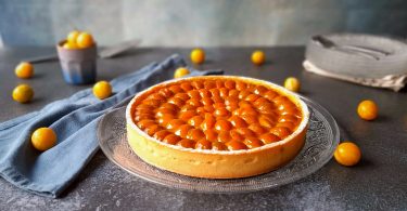tarte aux mirabelles sur plat transparent