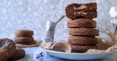 cookies chocolat coeur mascarpone pignons empilés dans une assiette