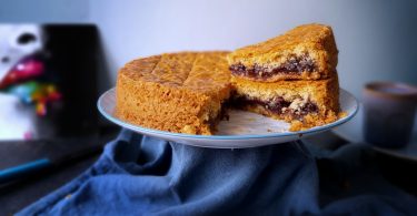 intérieur d'un gâteau basque fourré à la confiture de cerises noires