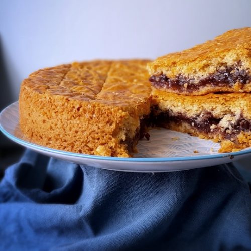 intérieur d'un gâteau basque fourré à la confiture de cerises noires