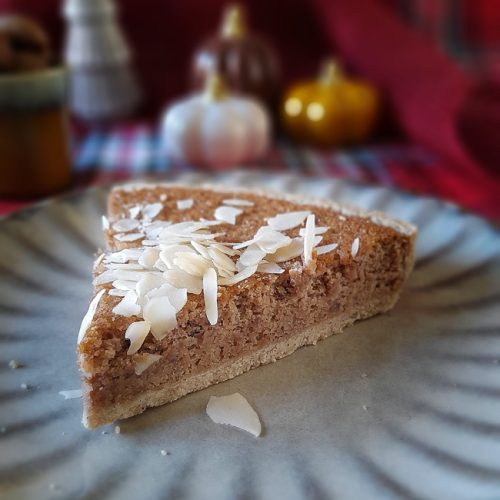 Gros plan sur une part de tarte aux châtaignes au miel