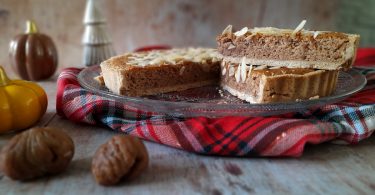Part de tarte aux châtaignes et au miel montrant la garniture moelleuse