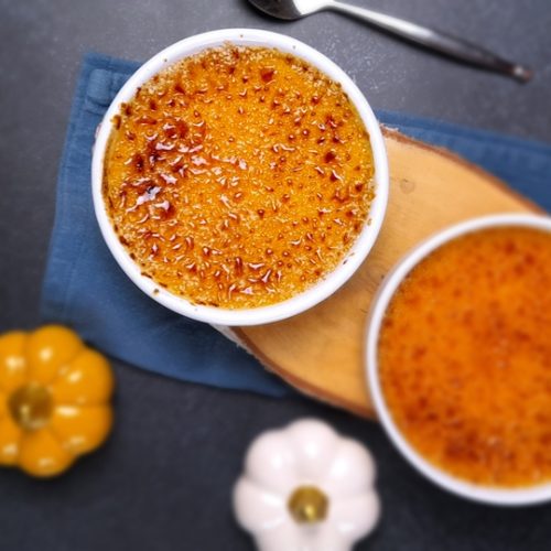crèmes brûlées au potimarron, avec croute caramélisée, vues de haut