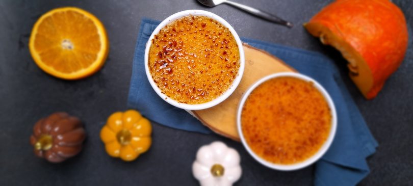 crèmes brûlées au potimarron, avec croute caramélisée, vues de haut